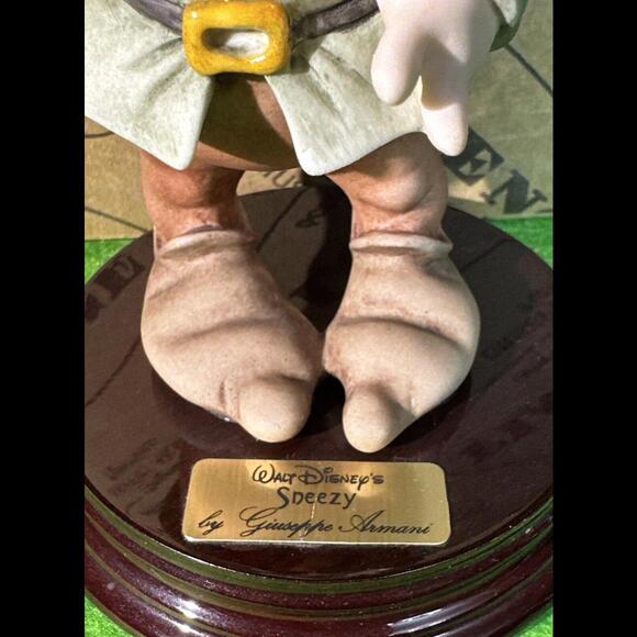RARE! Walt Disney & Giuseppe Armani ~ Snow White SNEEZY Figurine 6.5" ~ in Box - Picture 4 of 9